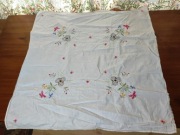 Ręcznie haftowany obrusik 82x78