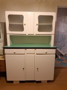 Kredens z krzesłami 