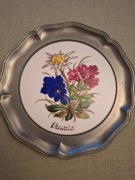 PIĘKNY TALERZ DEKORACYJNY W UROCZEJ,CYNOWEJ RAMIE