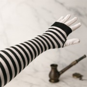 Rękawki w paski czarno-białe długie bez palców