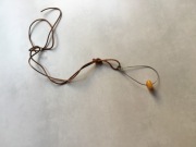 ciekawy wisiorek na rzemyku