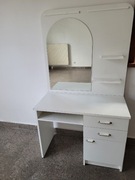 Toaletka biała używana naturalne ślady użytkowania 