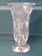 Kryształowy wazon z witryny