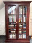 Drewniana elegancka witryna biblioteczka