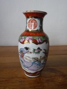 Porcelanowy wazonik chiński sygnowany ZOBACZ