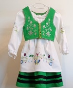 Dziewczęcy strój kaszubski w kolorze zielonym