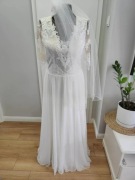 Romantyczna suknia ślubna z koronkową górą i dekoltem V szyta na miarę 