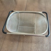 Sitko, durszlak cedzak z regulowanymi uchwytami