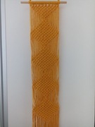 Ręcznie wykonana dekoracja makramowa – żółty panel ścienny 