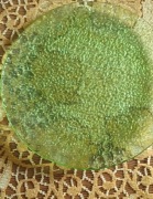 Talerz z zielonego szkła wyrób z czasów PRL-u 