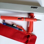Wieczne pióro LAMY SAFARI F na naboje + tłoczek do atramentu i etui. Nowe.