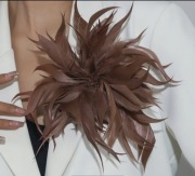 Duża brązowa broszka z piór 