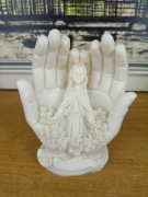 Figurka religijna – Matka Boska w dłoniach – alabaster grecki