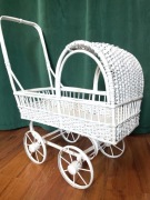 Wiklinowy wózek dekoracja (nie jeździ) rozm. 22 x 44,5 cm