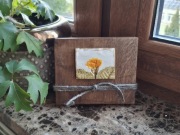 Obrazek z gliny na dębowej desce (pierwiosnek) - rękodzieło 