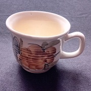 Zabytkowa filiżanka fajansowa, ręcznie malowana, kenelowana. 