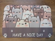 Mata podłogowa z uroczymi kotami i napisem "Have a nice day"