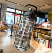 2L Duża Butelka na Wodę z Plastikową Słomką – Sportowy Kubek Fitness