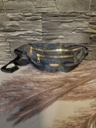 Czarna nerka ze zlotymi zamkami