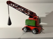 Maszyna wyburzeniowa z kulą – blaszana zabawka PRL Vintage