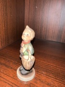 GOEBEL Hummel Boy z koszykiem 1961