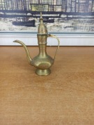 Ozdobny dzbanek / karafka w stylu orientalnym – mosiądz