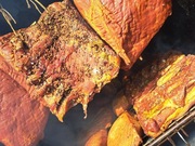 Wędliny I ryby wedzone w tradycyjnej wędzarni.