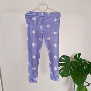 Legginsy 110 w kratkę kwiatki stokrotki niebieskie kratka kwiaty