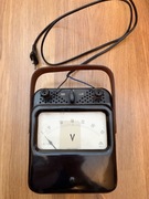 Voltomierz z 1965 roku ze skórzanym paskiem