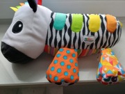 Interaktywna pluszowa zabawka Koncertowa Zebra Kosimo marki Lamaze