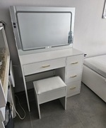 Biała toaletka z dużym lustrem LED i taboret