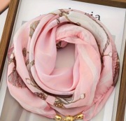 Apaszka szalik szal chusta 65x65cm zapinana na magnes