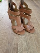 Czułenka na koturnie