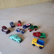 KINDER NIESPODZIANKA - MINI SAMOCHODZIKI - 9 szt.