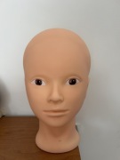 Głowa kobieca do praktykowania makijażu. Peruki. Z podstawką  