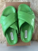 Limonkowe klapki Inuovo