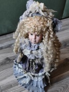 Lalka Vintage, o długich blond włosach
