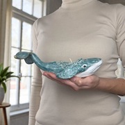 Ceramiczny wieloryb ze świecą – ręcznie wykonana rzeźba