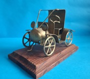 Samochód Metalowy model zabytkowego auta na drewnianej podstawie