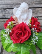 Stroik z czerwonych róż z aniołem