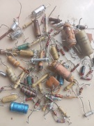 Zestaw rezystorów i kondensatorów z radia lampowego . PRL