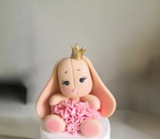 Słodki króliczek z masy cukrowej - Dekoracje tortu 