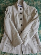 Kórtki plaszcz jasny bez