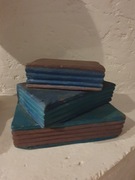 FIGURA KSIĄŻKI z drewna podpórka do książek na prezent provensalska rzeźba