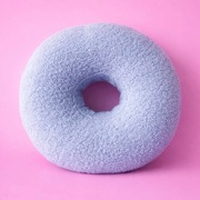 Poduszka do piercingu donut do przekłuwania uszu okrągły Baranek  34 cm 