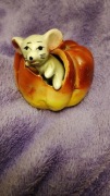 Ceramiczna stara  figurka mysz w dyni Napcoware
