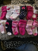 12 par skarpetek dla niemowląt. 