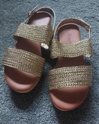 Złote sandałki na niskiej koturnie, 36