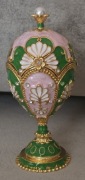 Szkatułka na biżuterię metalowa emaliowana złocona w stylu jaja Faberge .