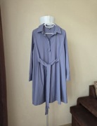 Niebieska sukienka koszulowa COS bawełna 